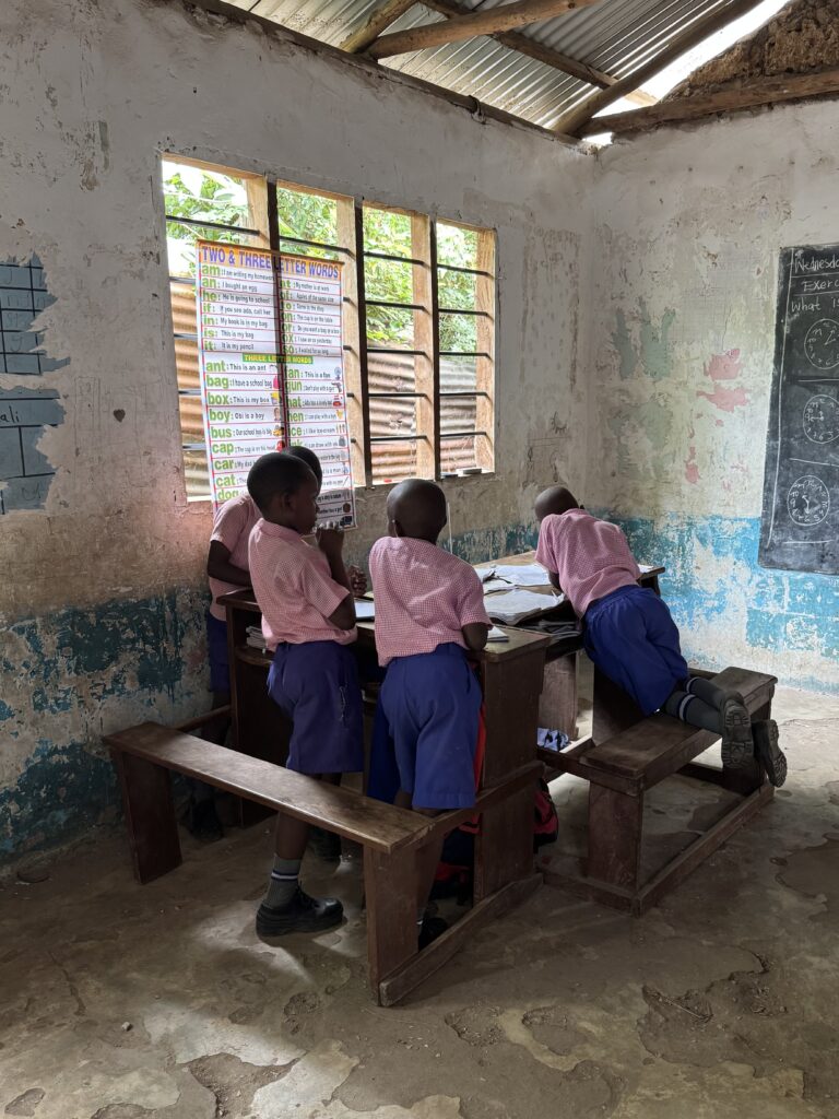 Alumnos keniatas en clase,